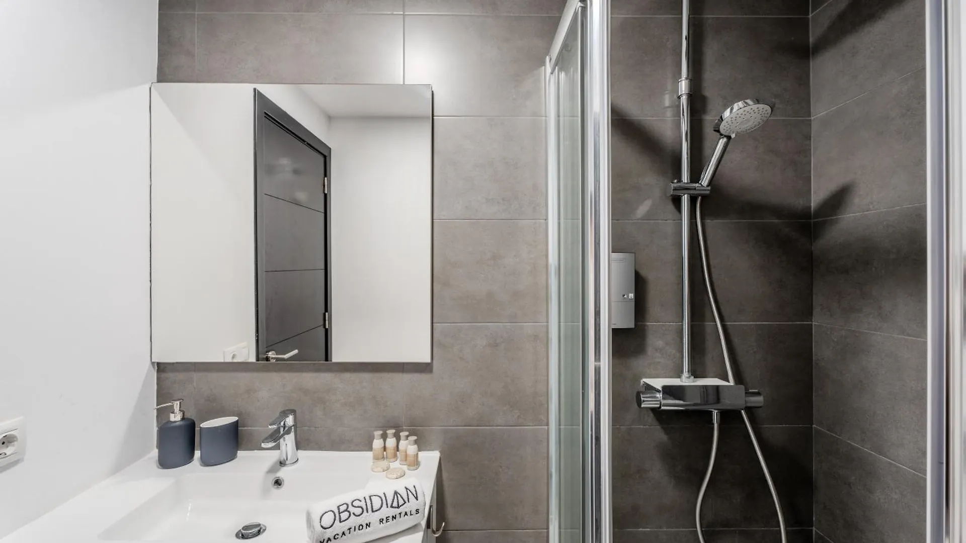 Obsidian Ocean Blue Radazul Apartment 0*,